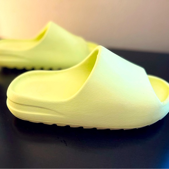 SOLD ‼️ Adidas Yeezy Slides Light Neon Green - Picture 5 of 7
